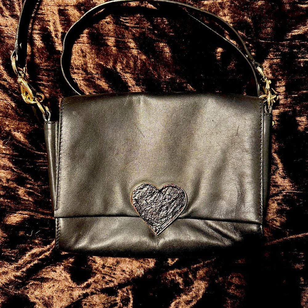 Kate spade cross body with heart magnet closure. Short and cross body handle